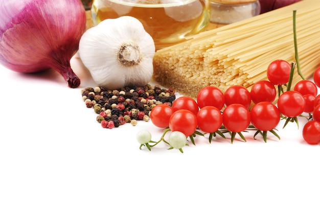 Warzywa i przyprawy na blacie